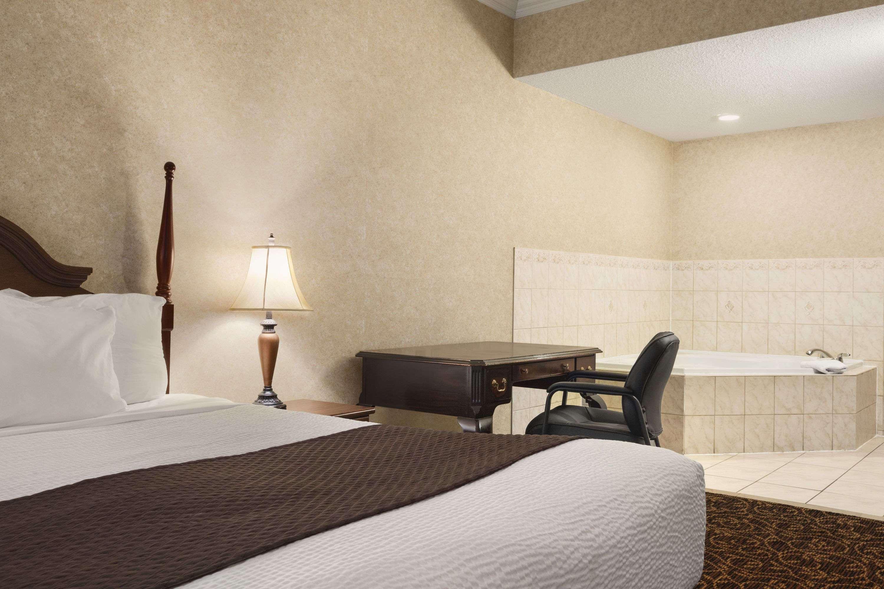 Days Inn By Wyndham Toronto East Lakeview Exteriér fotografie