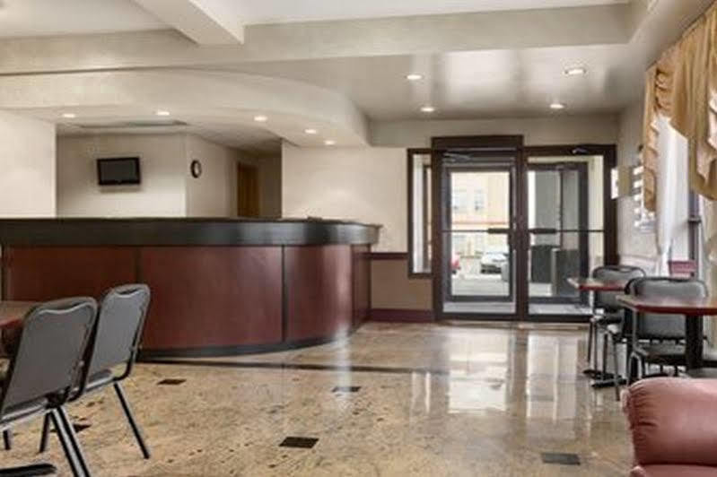 Days Inn By Wyndham Toronto East Lakeview Exteriér fotografie